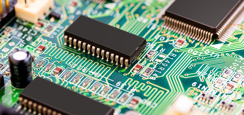 Преимущества использования микросхем в электронике: экономия места, надежность